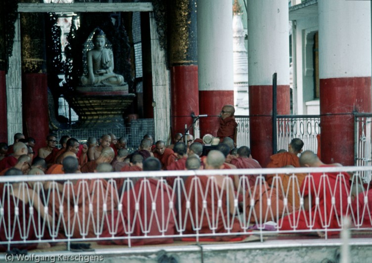 1979, Burma, Yangon, Swhedagon Pagoda