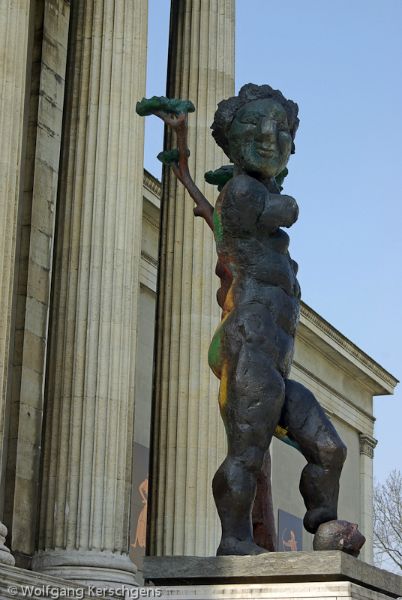 2009, München, Königsplatz "starke Frauen"